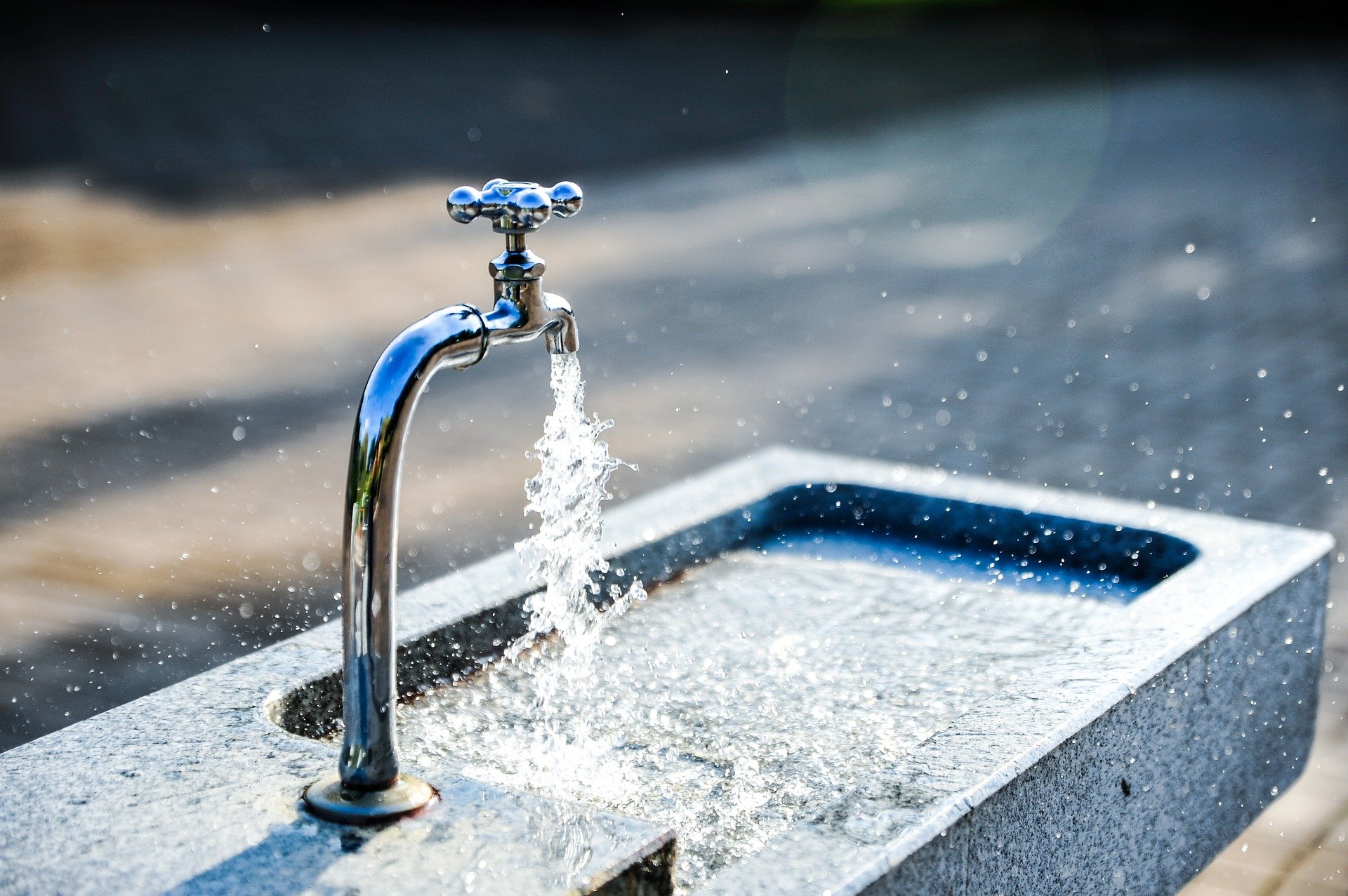 Encuesta: El agua, lo mejor valorado por los barceloneses, que suspenden vivienda y top manta