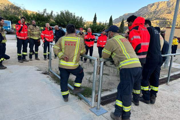 Marc Castellnou, cap del GRAF, dona instruccions durant l'incendi de Cabacés / GRS Marc Castellnou, cap del GRAF, dona instruccions durant l'incendi de Cabacés / GRS