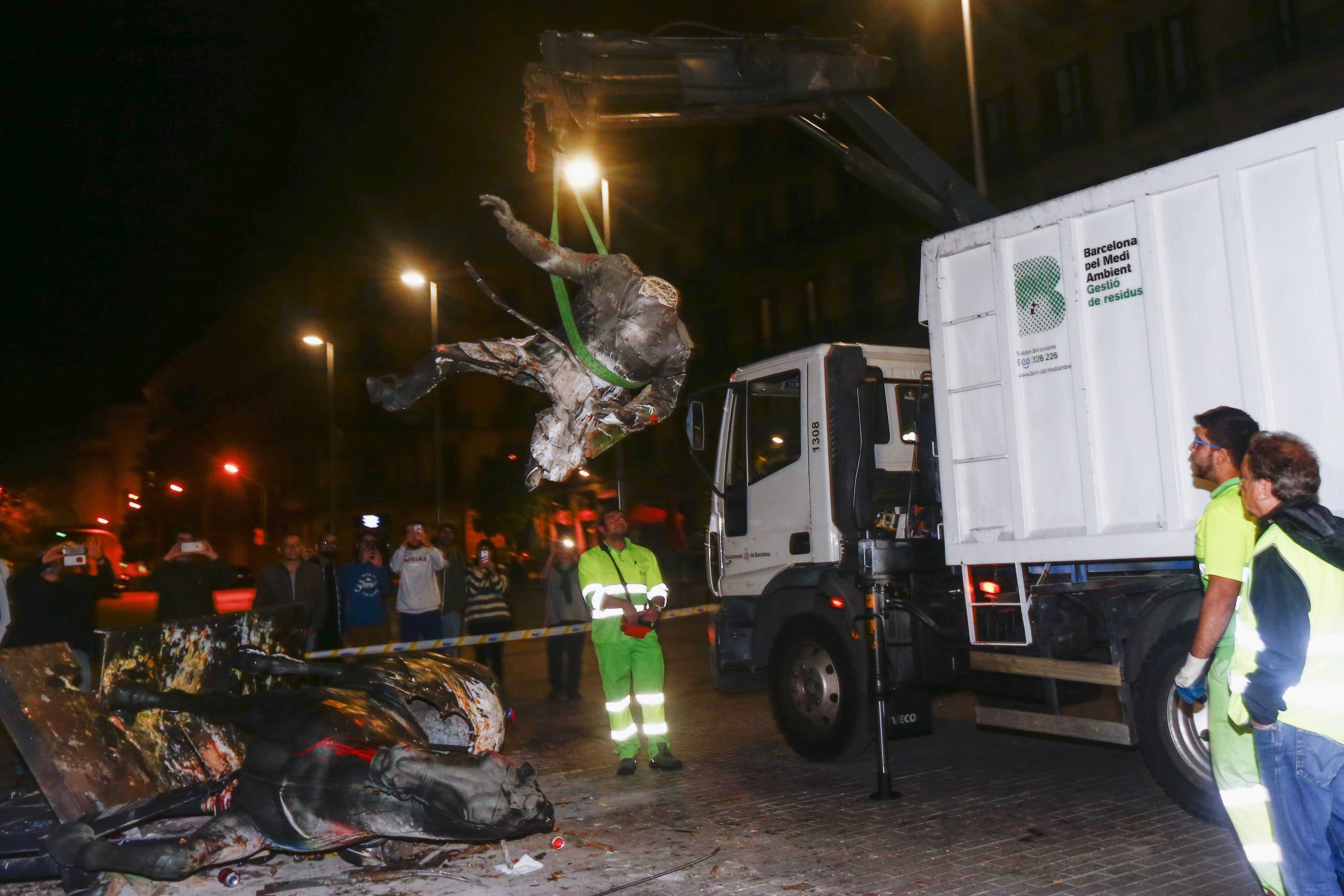 Los vídeos de la caída y la retirada de la estatua de Franco