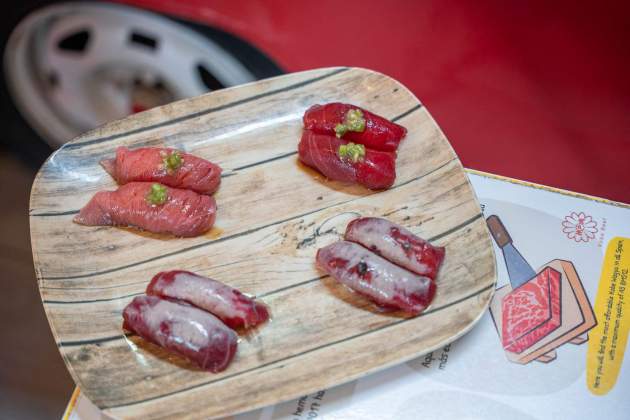 Una selección de nigiris de salmón de Komotoloko (foto: Jordi Domènech) Una selección de nigiris de salmón de Komotoloko (foto: Jordi Domènech)