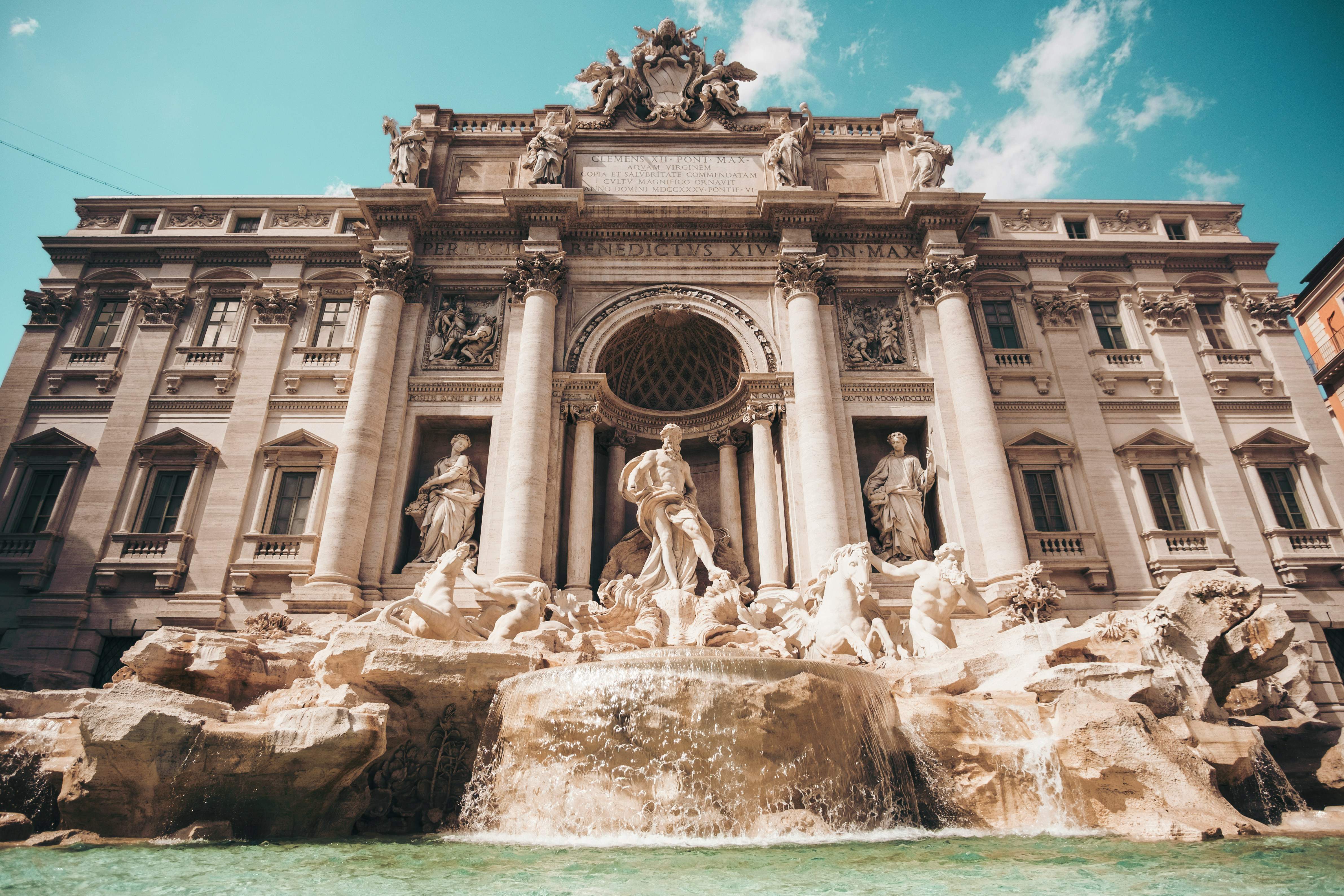 Ver de cerca la Fontana di Trevi y tirar una moneda tiene precio