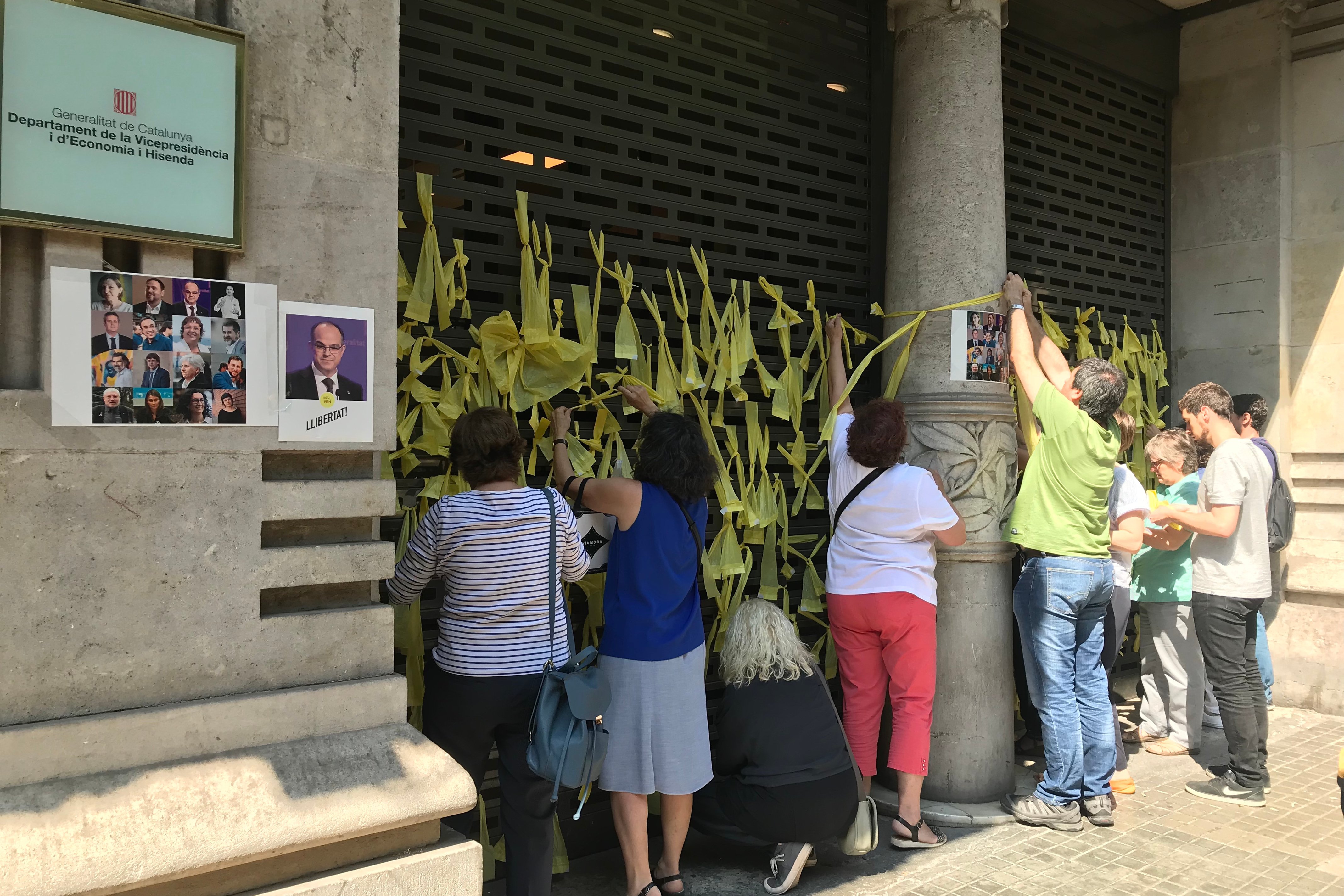 Treballadors de Vicepresidència i Economia tenyeixen de groc la façana del departament