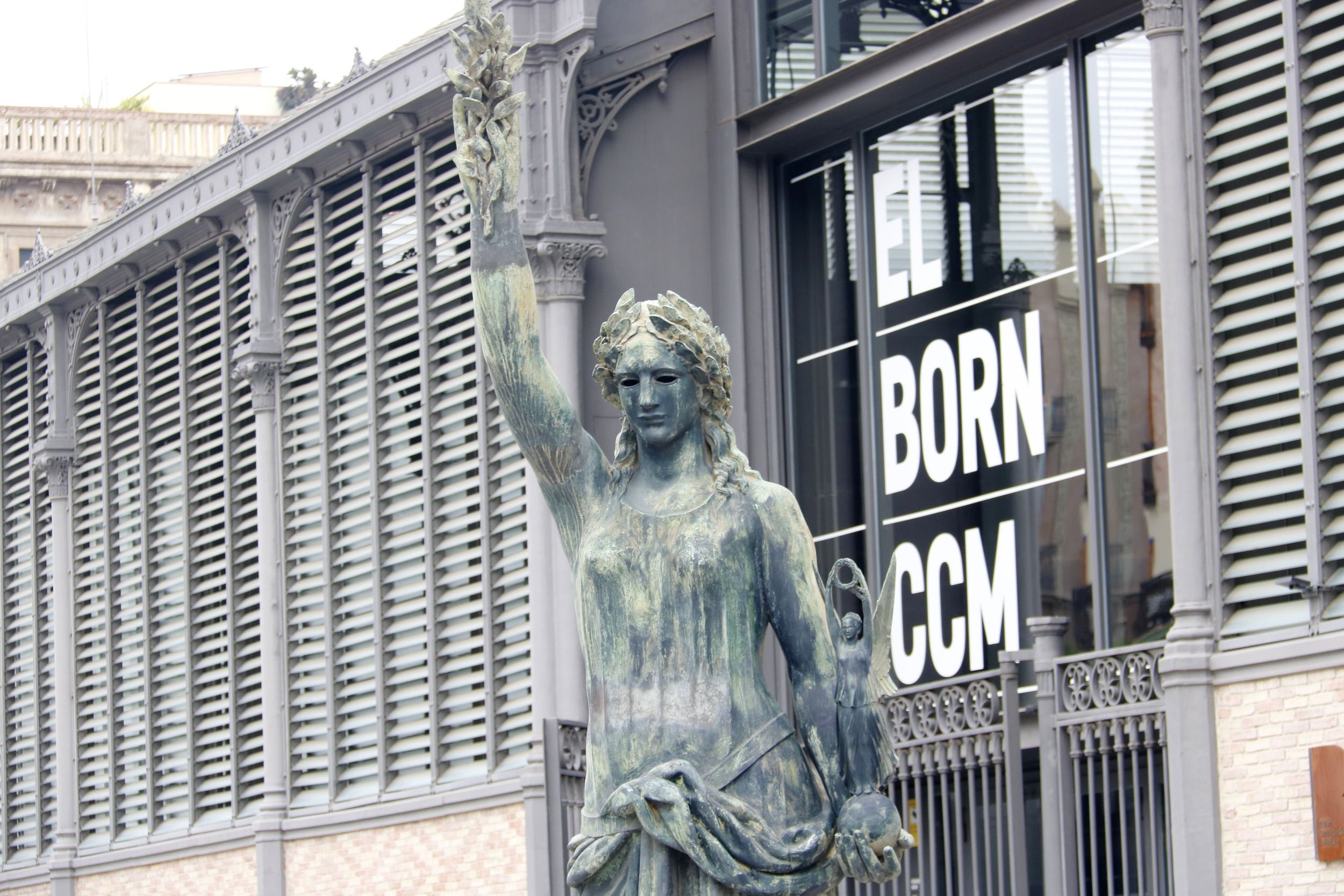 El Ayuntamiento también retirará la estatua 'La Victoria'
