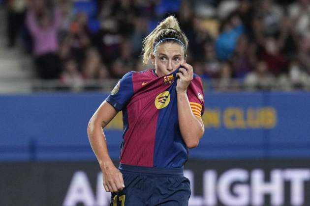 Alexia Putellas beso escudo Barça femenino / Foto: EFE Alexia Putellas beso escudo Barça femenino / Foto: EFE