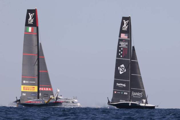 El Luna Rossa y el American Magic durante un duelo de la Copa América de vela / Foto: EFE El Luna Rossa y el American Magic durante un duelo de la Copa América de vela / Foto: EFE