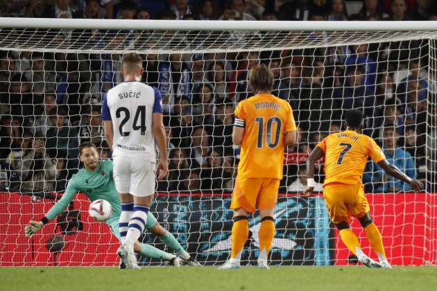Vinicius lanzando el penal|penalti contra la Real Sociedad Foto EFE Vinicius lanzando el penal|penalti contra la Real Sociedad Foto EFE