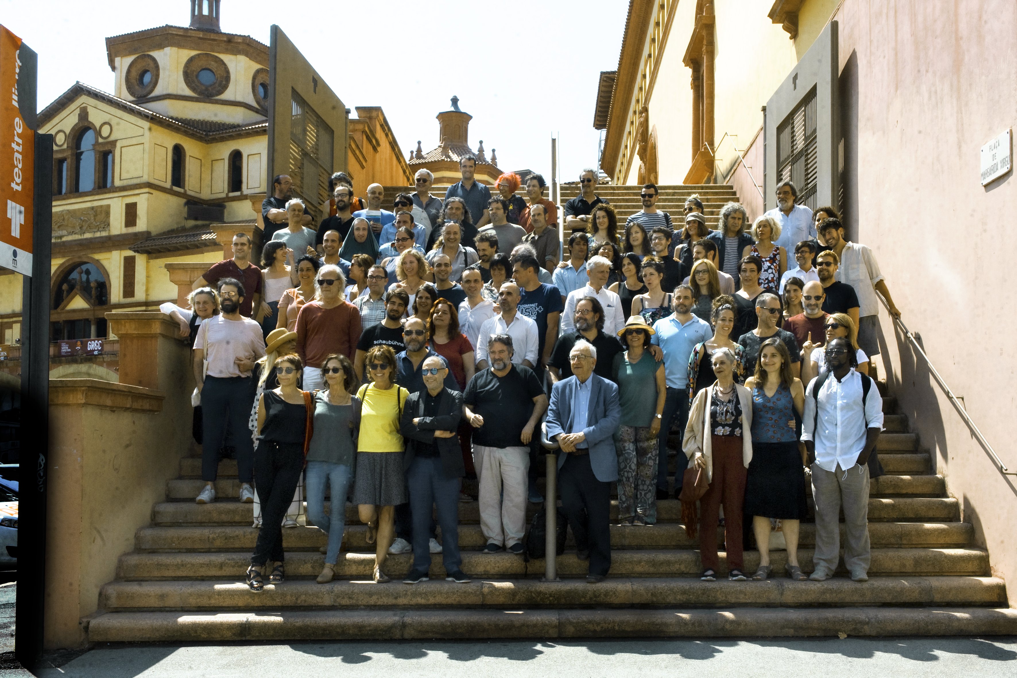 Un centenar de artistas apoyan al director del Lliure