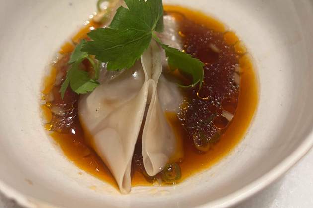 Gyoza de cua de bou en brou / Foto: Rosa Molinero Trias Gyoza de cua de bou en brou / Foto: Rosa Molinero Trias