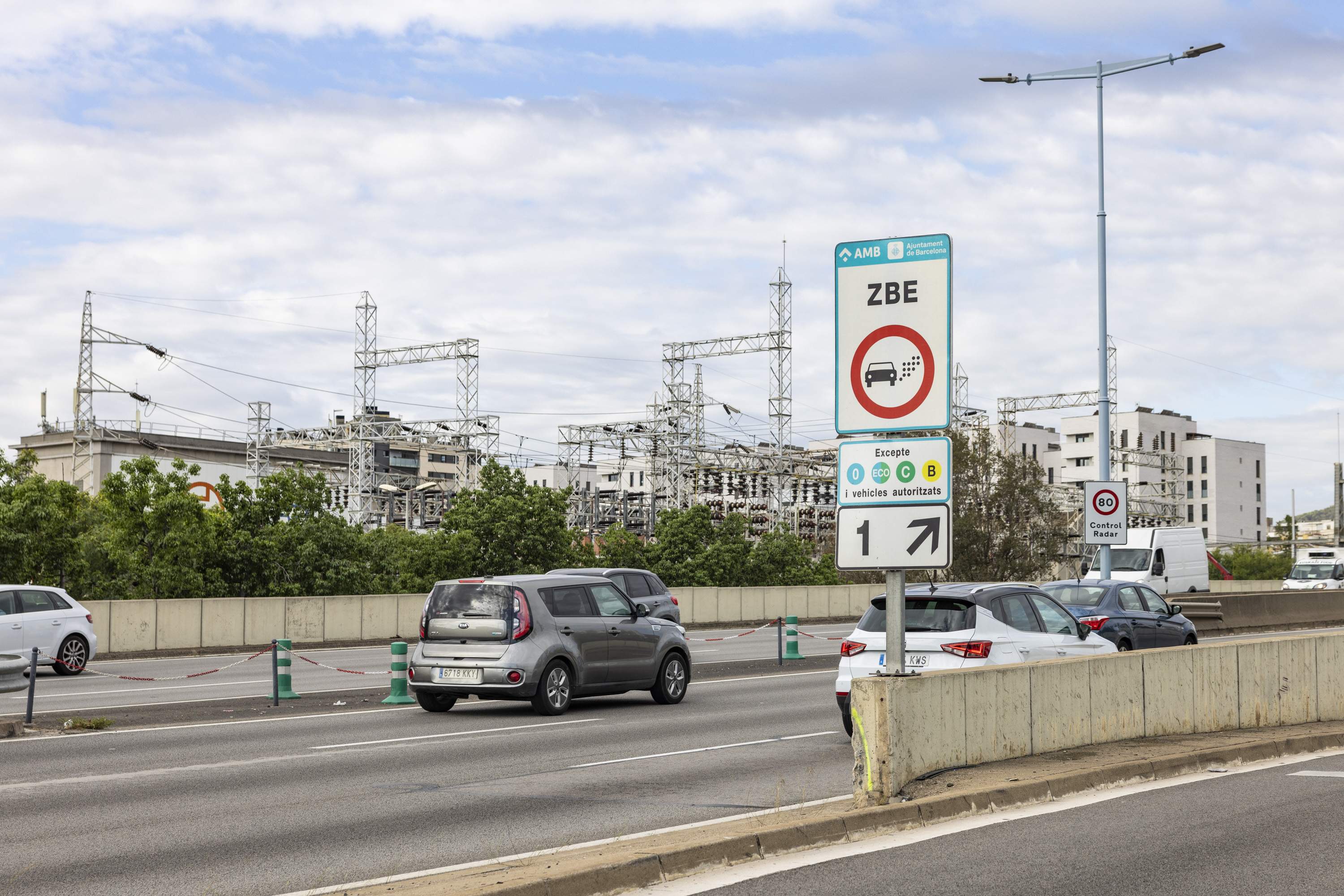 La DGT confirma que en menos de un año, el 31% de los coches ya no podrán circular en Barcelona y Madrid