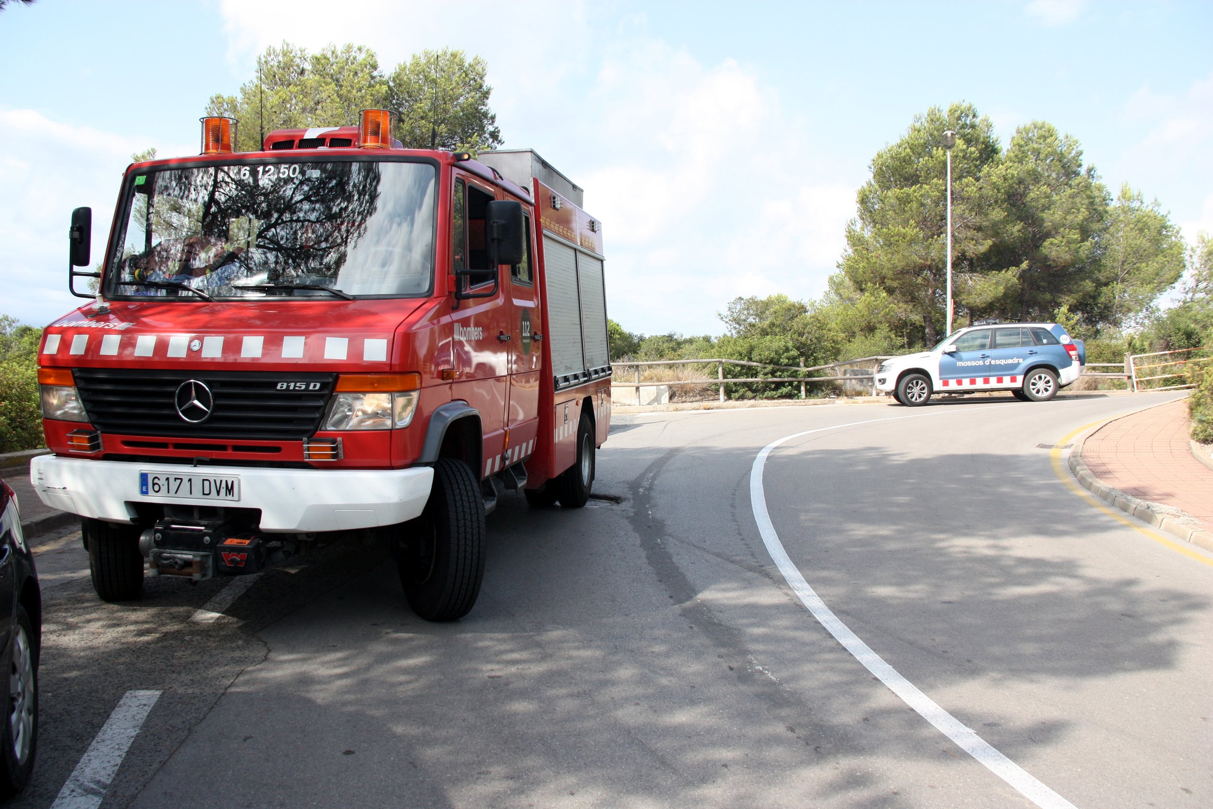 Un muerto al volcar con el coche en una pista forestal en Begues