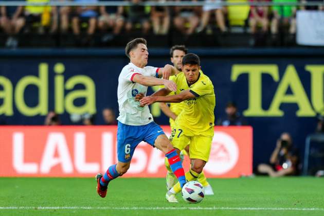 Ilias Akhomach lluita una pilota davant Gavi durant un Vila-real - Barça / Foto: Europa Press Ilias Akhomach lluita una pilota davant Gavi durant un Vila-real - Barça / Foto: Europa Press
