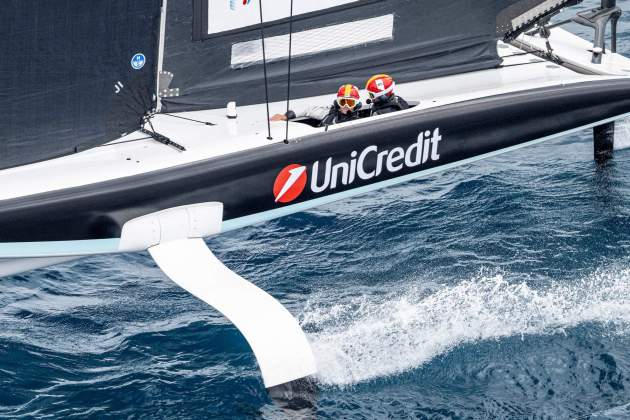 Tropiezo del Sail Team BCN en la tercera regata del día / Foto: America's Cup Tropiezo del Sail Team BCN en la tercera regata del día / Foto: America's Cup