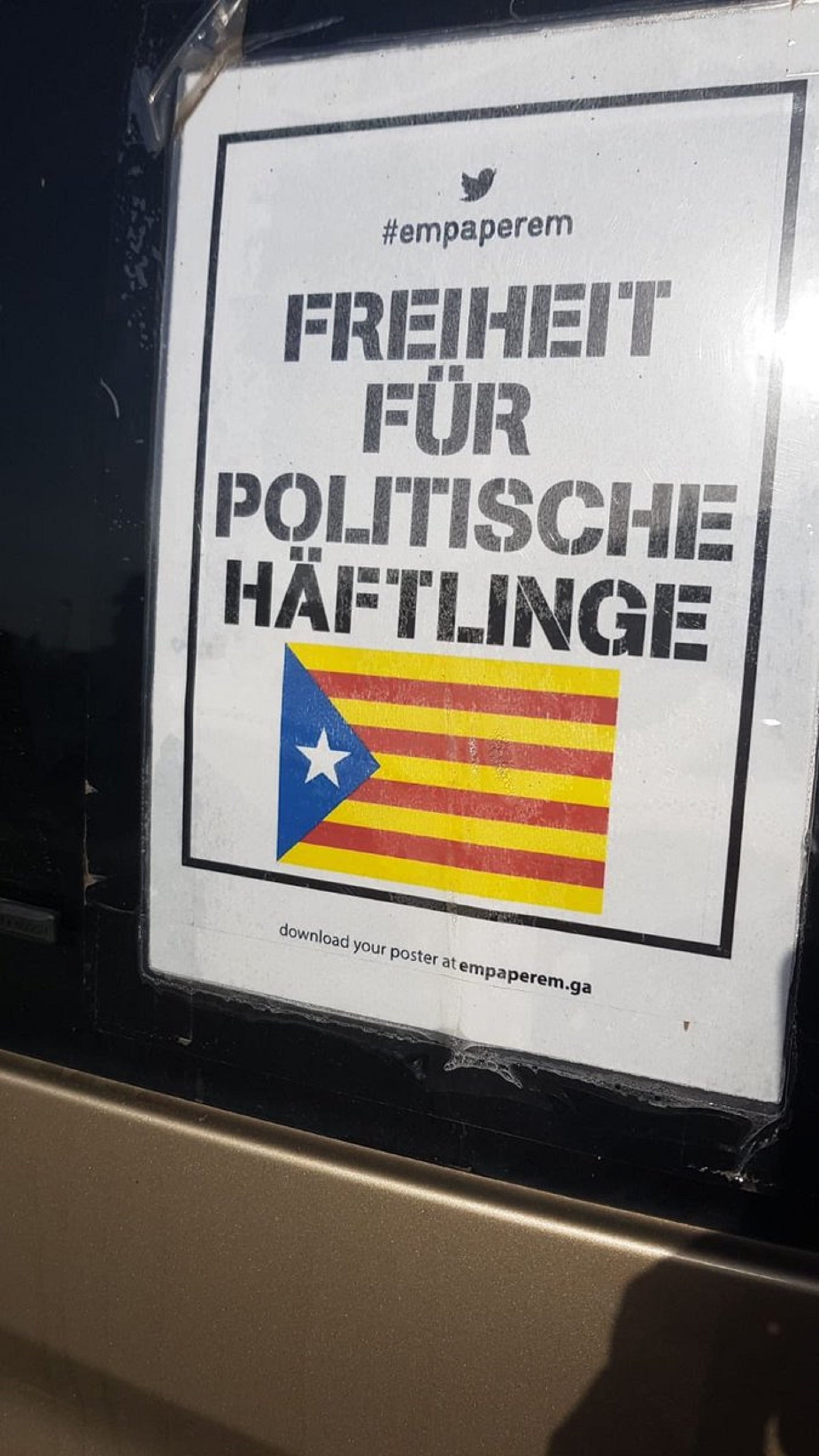 Agredeixen un cotxe de turistes alemanys per portar un cartell dels presos polítics