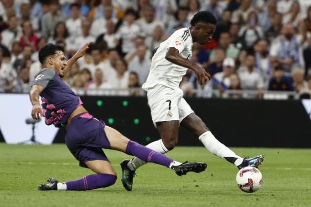 Omar El Hilali i Vinicius en la jugada del tercer gol del Reial Madrid / Foto: EFE Omar El Hilali i Vinicius en la jugada del tercer gol del Reial Madrid / Foto: EFE