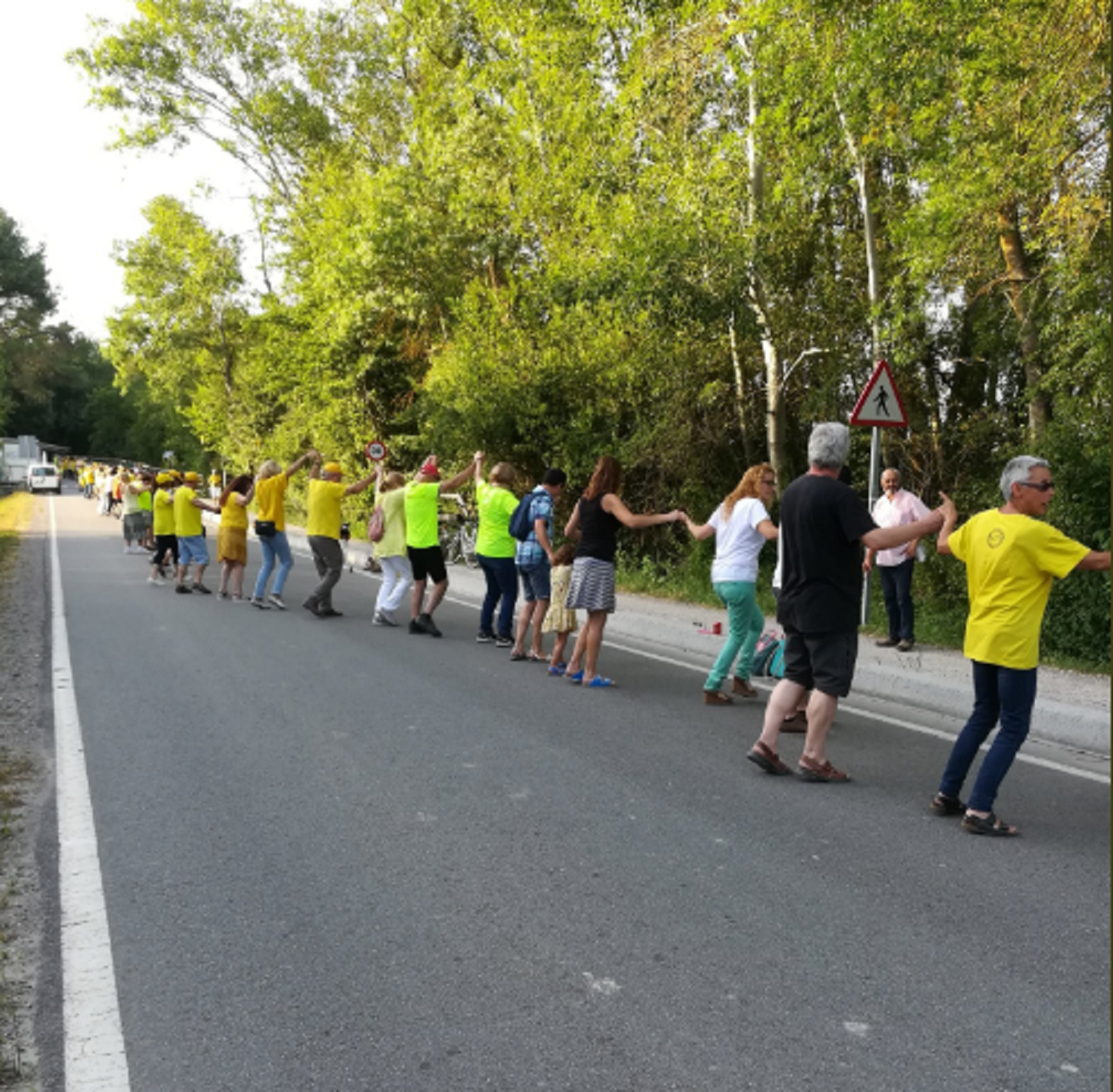 8.500 dansaires envolten el llac de Banyoles per ballar la "Sardana per la Llibertat"