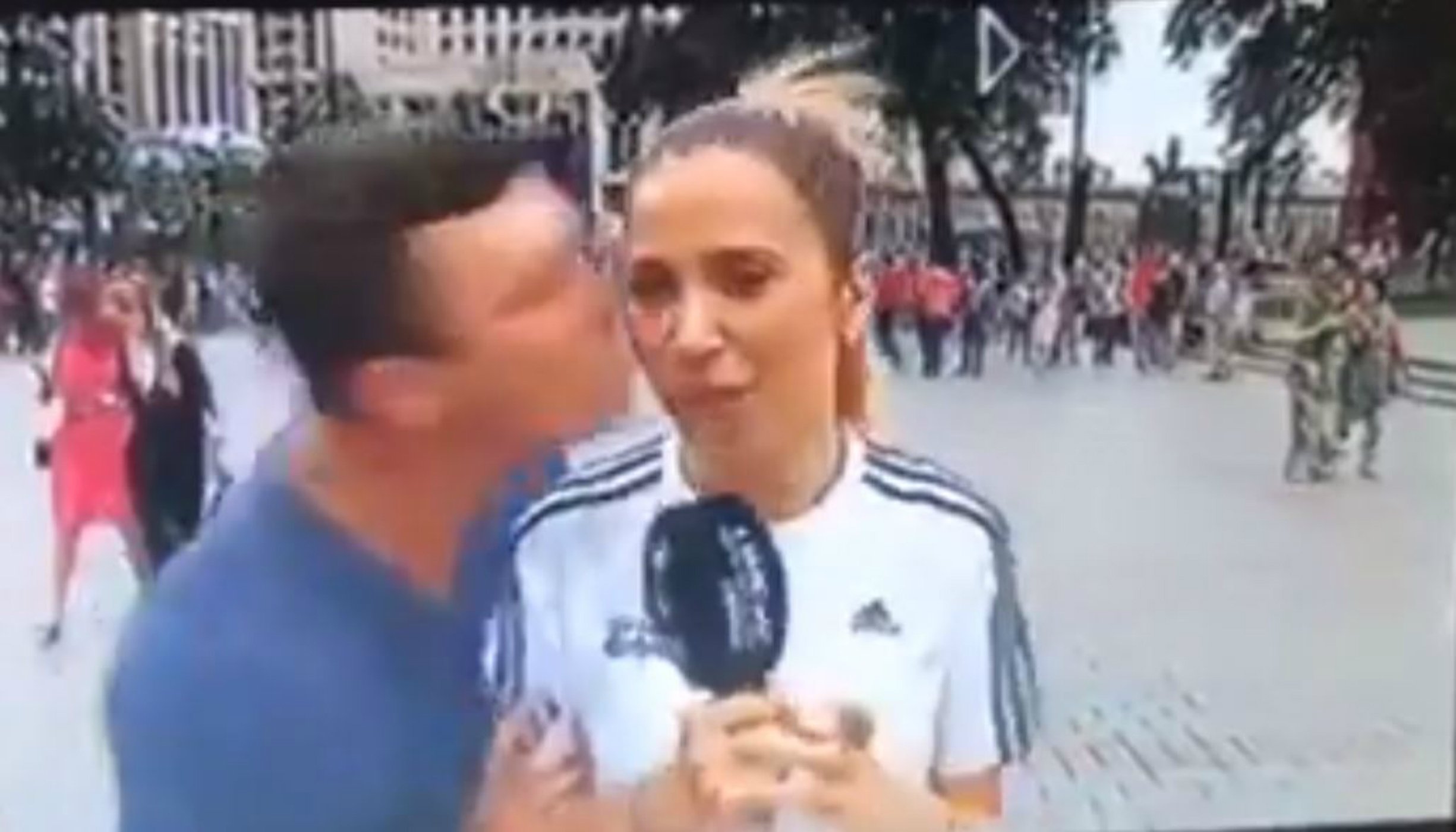 Una periodista de Telecinco, acosada mientras trabaja en el Mundial