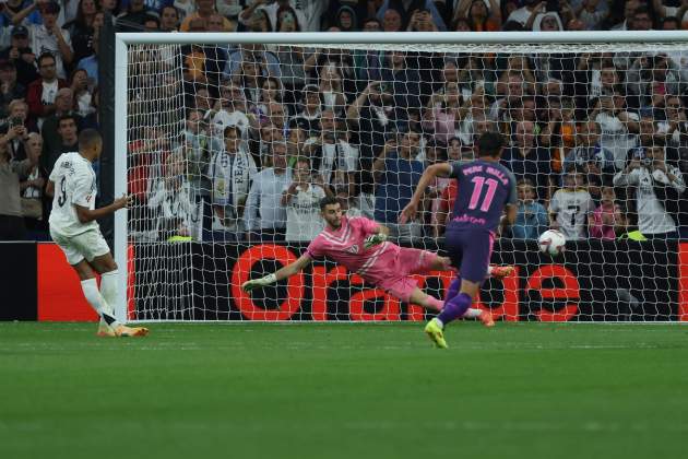Mbappé lanzando un penal|penalti contra el Español / Foto: EFE Mbappé lanzando un penal|penalti contra el Español / Foto: EFE