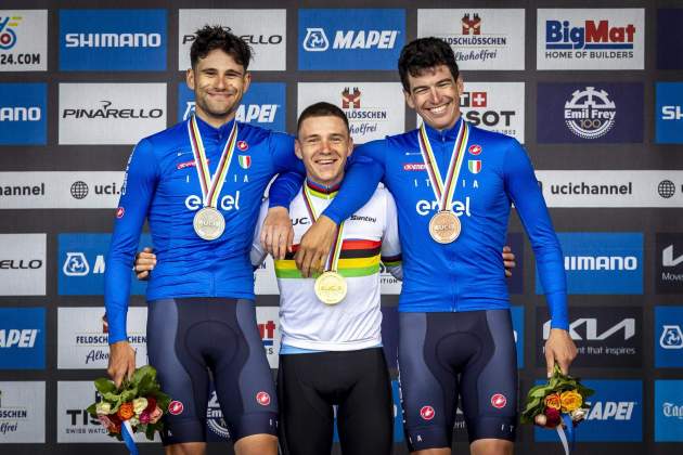 Evenepoel en el podio del Mundial de Ciclismo / Foto: EFE Evenepoel en el podio del Mundial de Ciclismo / Foto: EFE