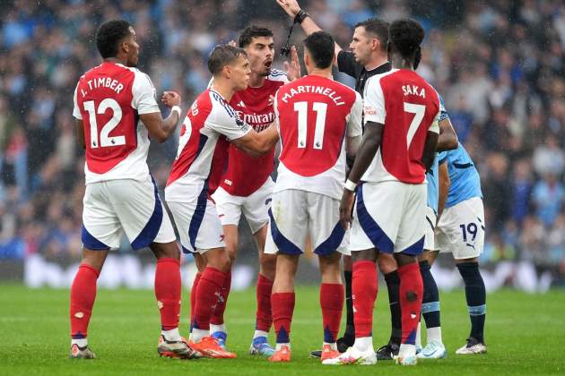El Arsenal protesta la roja de Trossard contra el Manchester City / Foto: EFE El Arsenal protesta la roja de Trossard contra el Manchester City / Foto: EFE