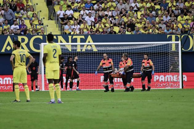 Ter Stegen es retira en llitera de la Ceràmica / Foto: EFE Ter Stegen es retira en llitera de la Ceràmica / Foto: EFE