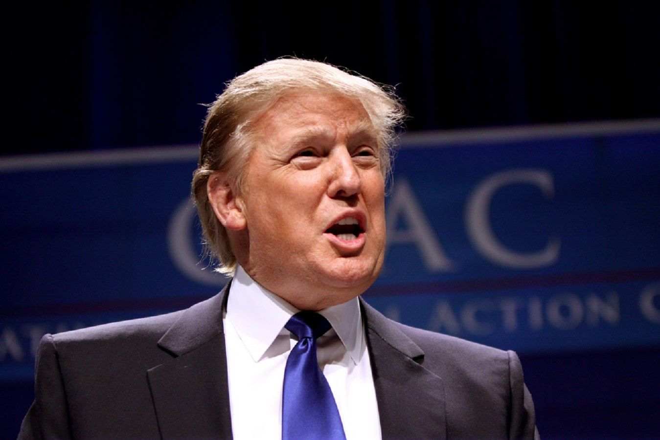 Dos activistas detenidas por protestar en 'topless' en el colegio electoral de Trump