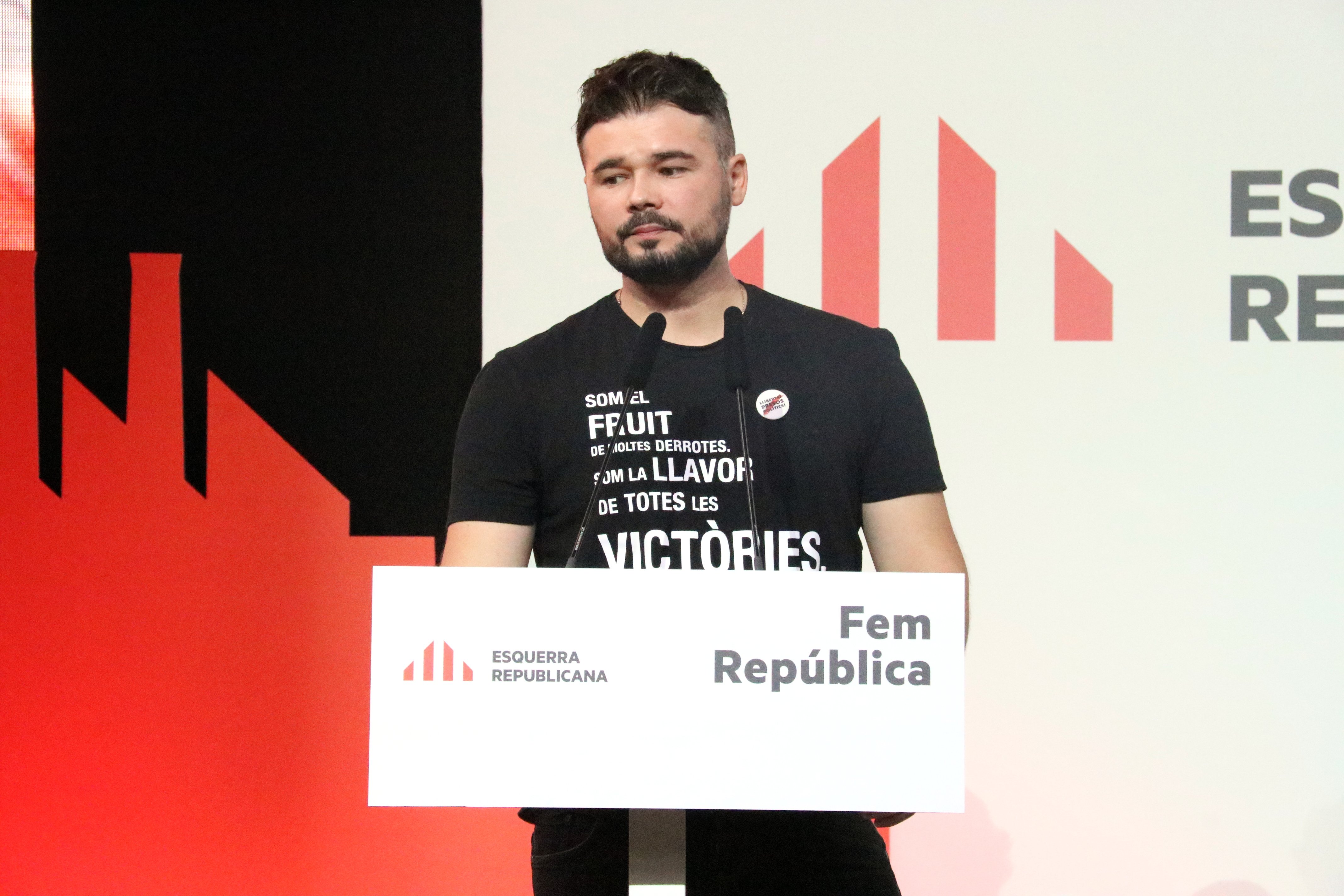 Rufián para els peus al president de Castella-la Manxa