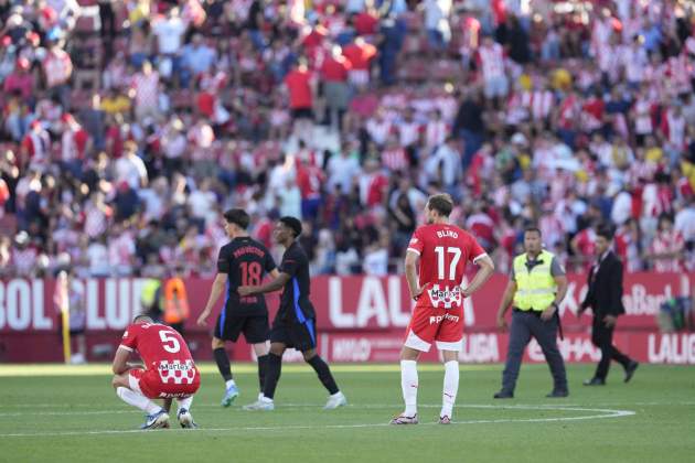 Jugadores del Girona derrotados tras la goleada ante el Barça / Foto: EFE Jugadores del Girona derrotados tras la goleada ante el Barça / Foto: EFE