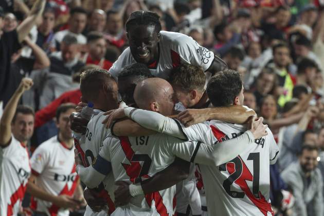 Los jugadores del Rayo Vallecano celebran su gol contra el Atlético de Madrid / Foto: EFE Los jugadores del Rayo Vallecano celebran su gol contra el Atlético de Madrid / Foto: EFE