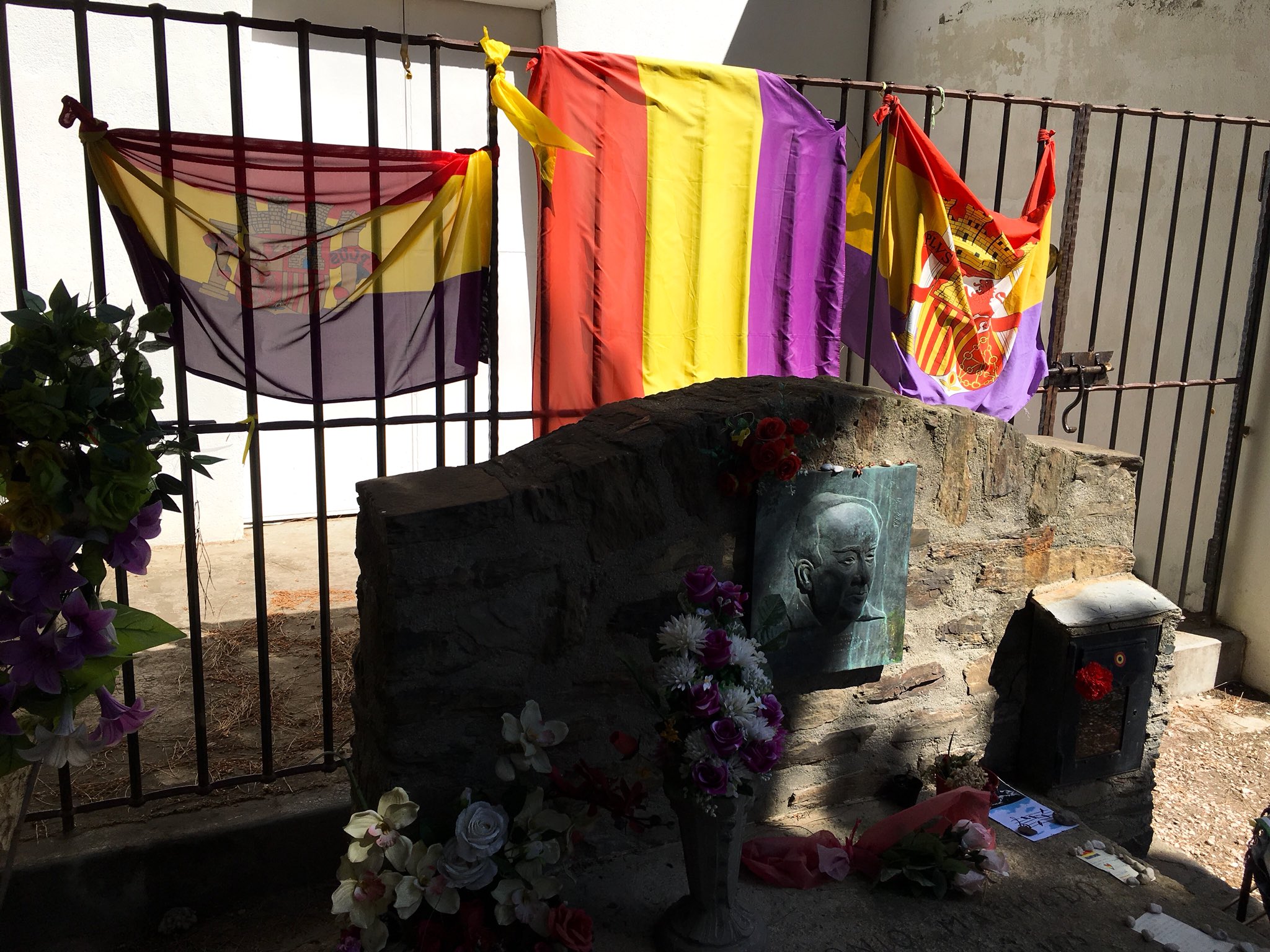 El amarillo llega a la tumba de Machado en Cotlliure
