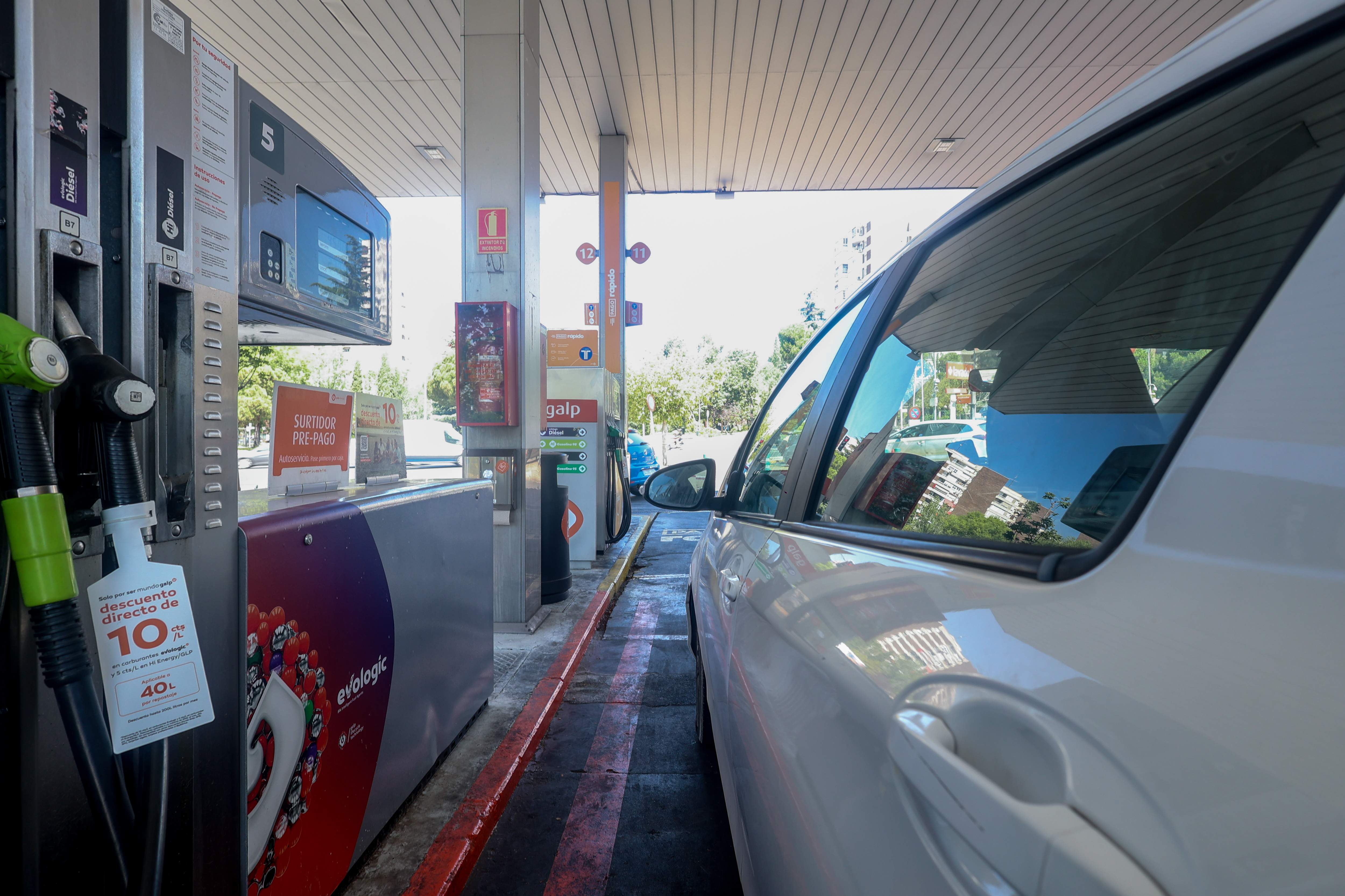 La DGT multa con 90 euros a los conductores que ponen gasolina mientras escuchan música