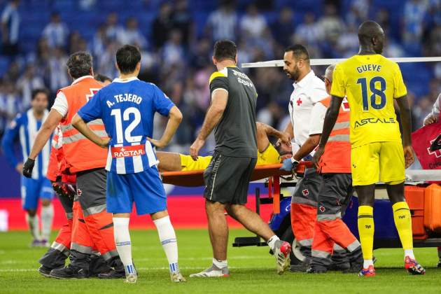 Raúl Albiol lesión camilla Espanyol Villarreal / Foto: EFE Raúl Albiol lesión camilla Espanyol Villarreal / Foto: EFE