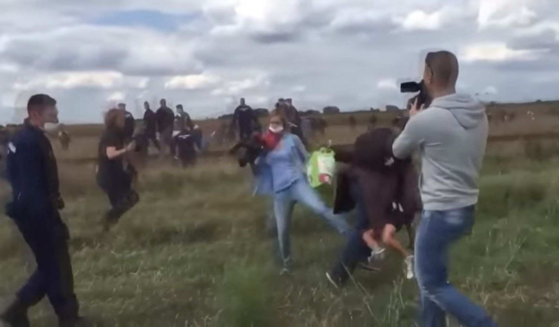 Tres anys de llibertat condicional a la periodista hongaresa que va agredir refugiats