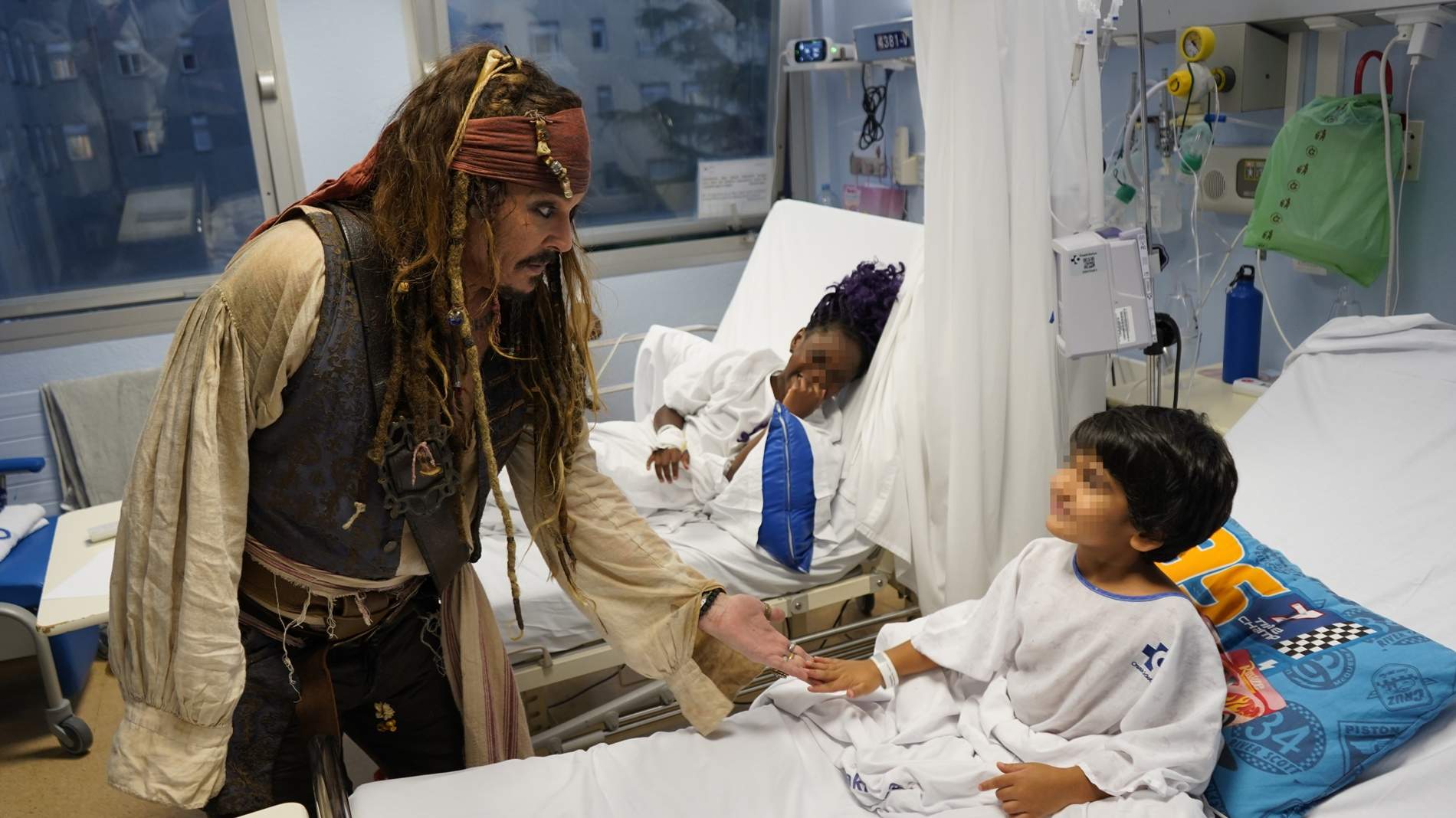 Johnny Depp recupera a Jack Sparrow y visita a los niños hospitalizados en San Sebastián