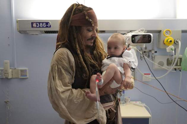 Johnny Depp en su visita al hospital / Foto: EFE Johnny Depp en su visita al hospital / Foto: EFE
