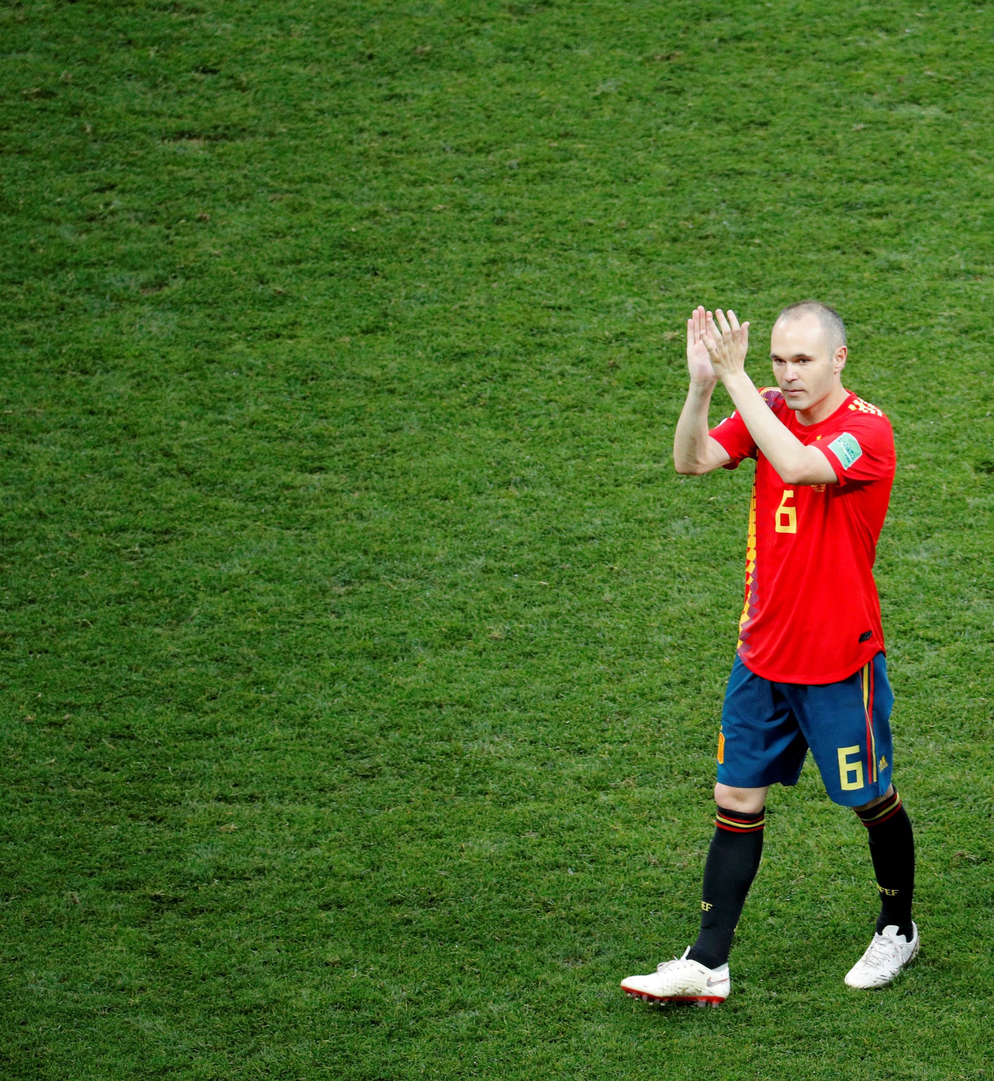 Iniesta anuncia que deja la selección española