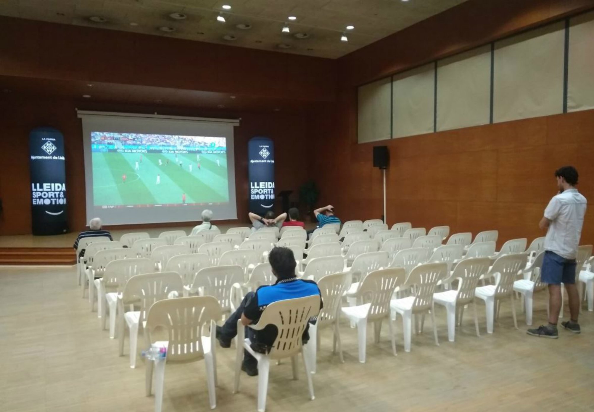 El estrepitoso fracaso de la pantalla gigante para seguir 'La Roja' del Ayuntamiento de Lleida