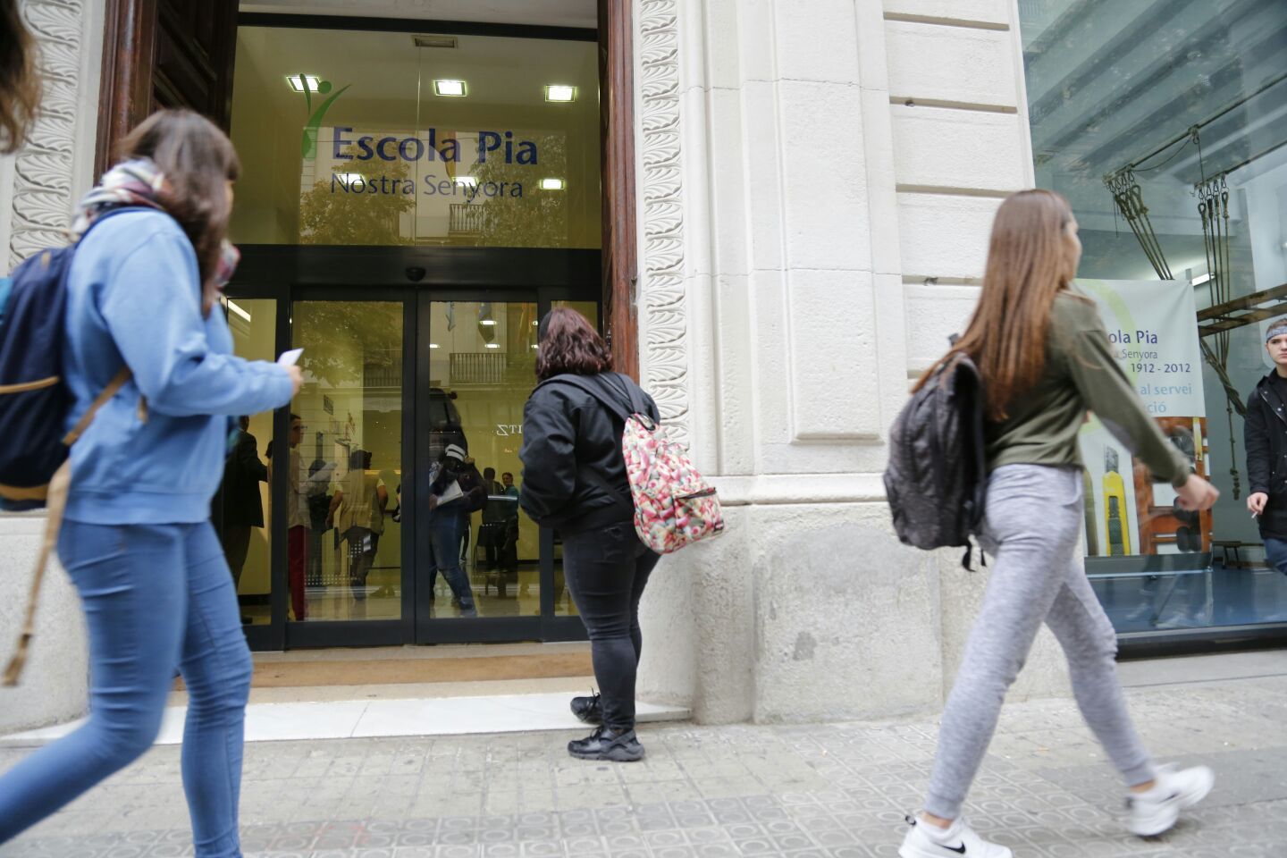 Una noia es precipita del tercer pis d'una escola de Barcelona
