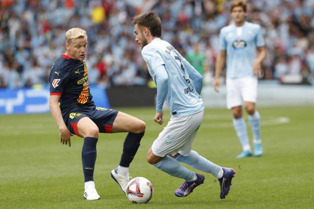 Mingueza y Van de Beek, durante el Celta - Girona / Foto: EFE Mingueza y Van de Beek, durante el Celta - Girona / Foto: EFE