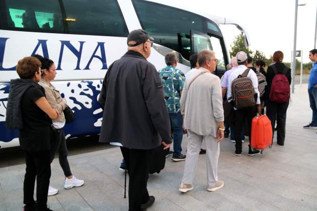 Usuarios ebrenses esperan el autobús en l'Hospitalet de l'Infant Usuarios ebrenses esperan el autobús en l'Hospitalet de l'Infant