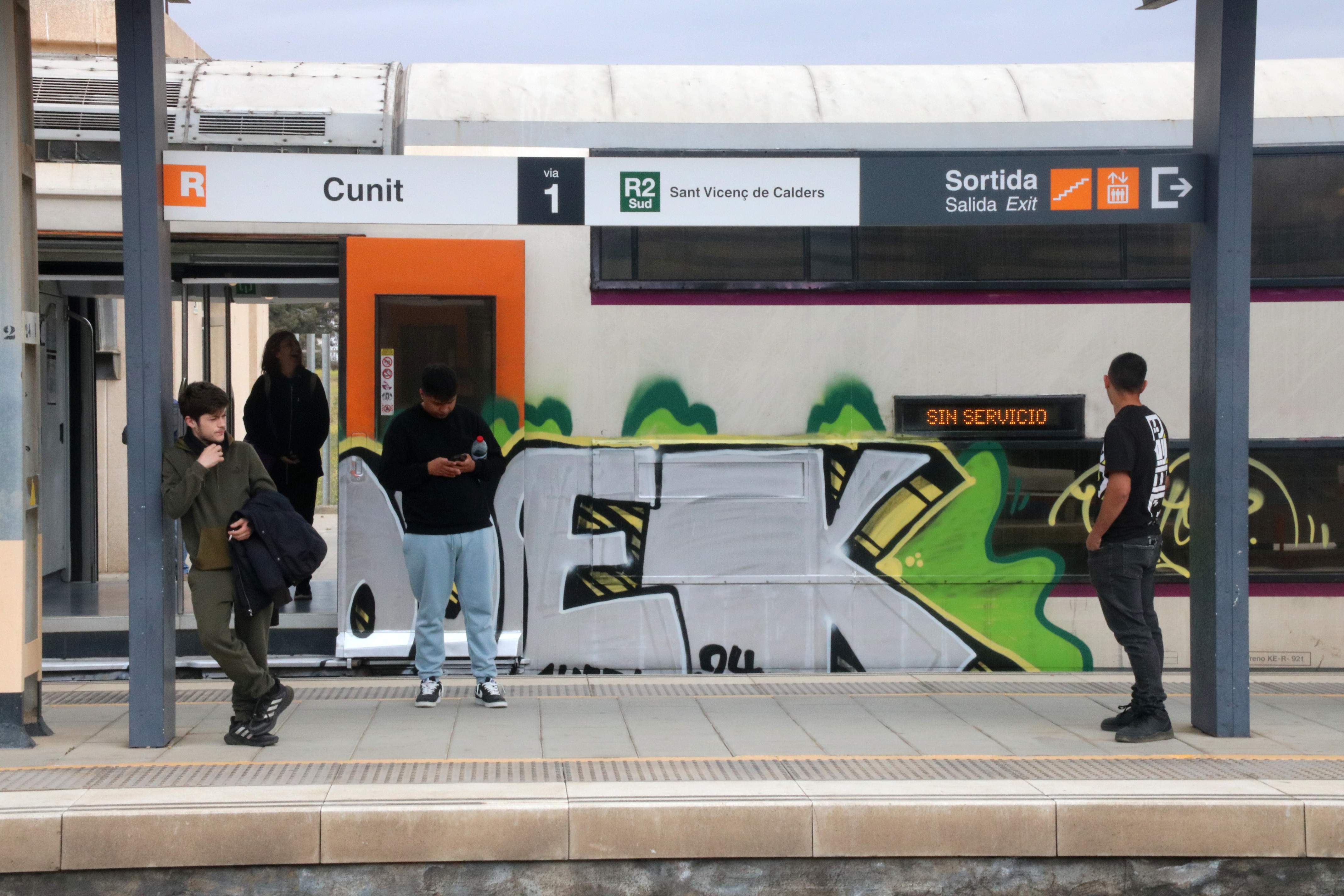 El Penedès marítimo dice basta al caos de Rodalies y no descartan “amenazar” con un corte en las vías