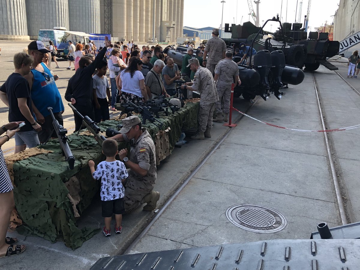 Militares españoles "adoctrinan" a niños con sus armas en Tarragona