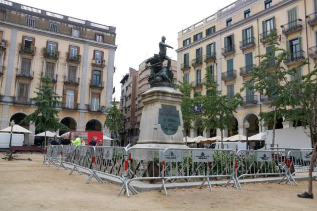 Tanques al voltant de l'estàtua de la plaça Independència de Girona / Marina López, ACN Tanques al voltant de l'estàtua de la plaça Independència de Girona / Marina López, ACN