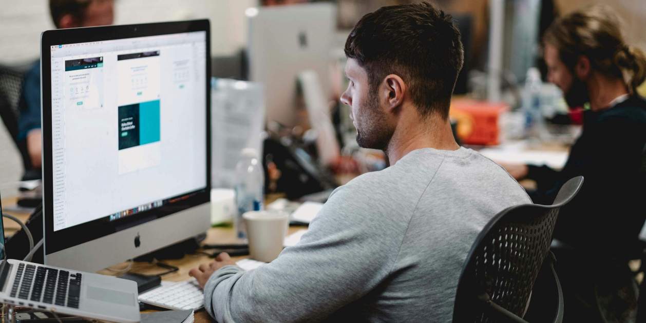 treballador estudi jove freepik treballador estudi jove freepik