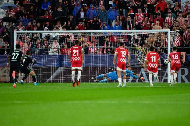 Gazzaniga para penalti Ueda Girona Feyenoord / Foto: EFE Gazzaniga para penalti Ueda Girona Feyenoord / Foto: EFE