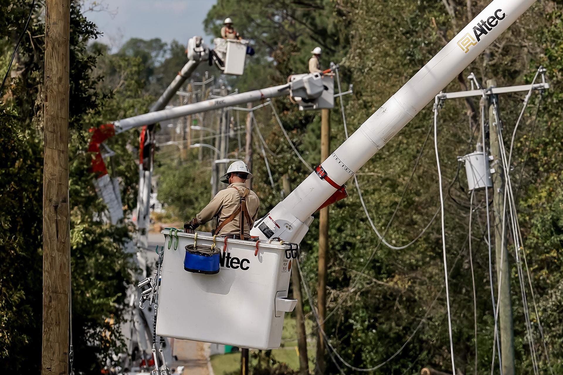 treballadors arreglant l'electricitat a Valdosta, Georgia treballadors arreglant l'electricitat a Valdosta, Georgia