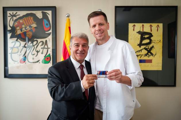 Joan Laporta Wojciech Szczesny carnet soci Barça / FC Barcelona Joan Laporta Wojciech Szczesny carnet soci Barça / FC Barcelona
