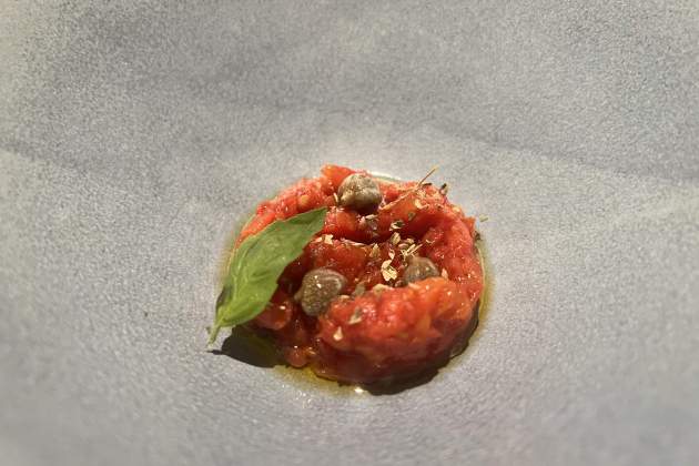 Tàrtar de tomàquet con tàperes y anchoa / Foto: Rosa Molinero Trias Tàrtar de tomàquet con tàperes y anchoa / Foto: Rosa Molinero Trias