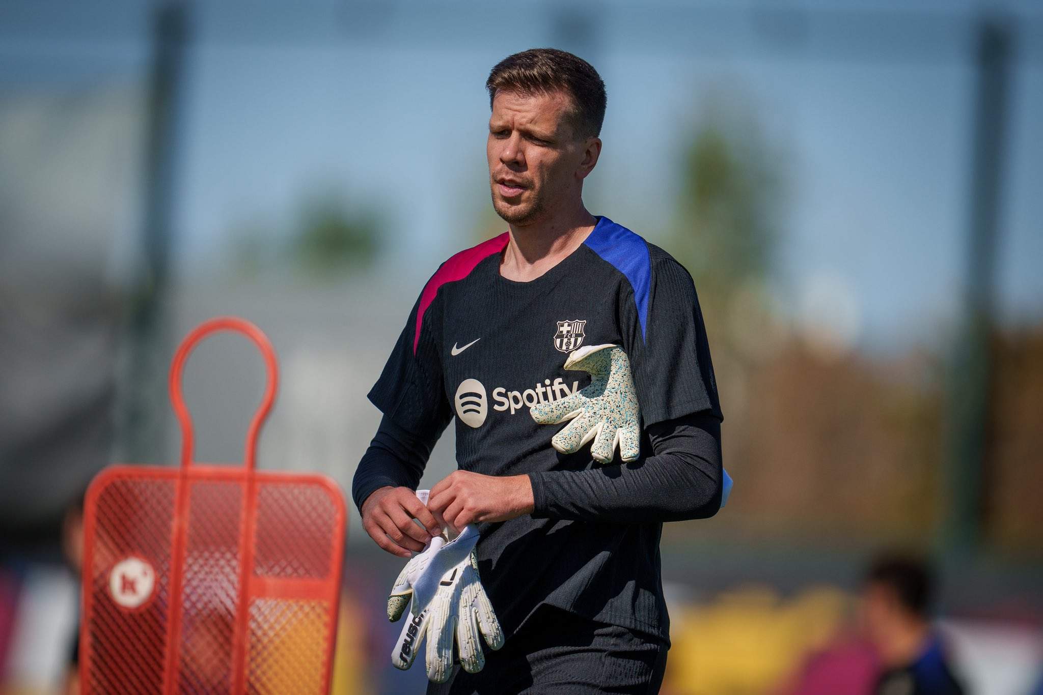 Szczesny pide jugar ya y le quita el puesto a Iñaki Peña, Flick lo hace