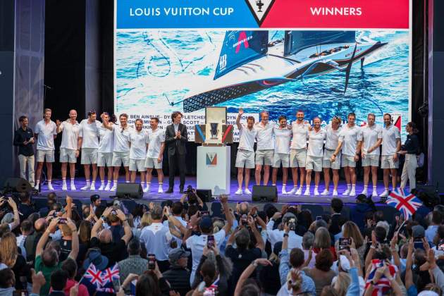 L'entrega del trofeu de la Louis Vuitton Cup a l'INEOS Britannia / Foto: Montse Girald L'entrega del trofeu de la Louis Vuitton Cup a l'INEOS Britannia / Foto: Montse Girald