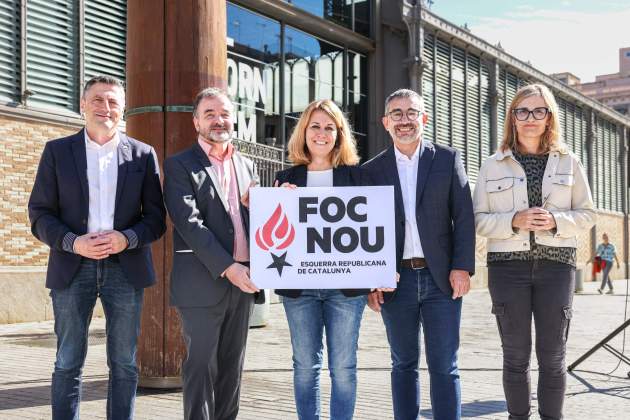 D'esquerra a dreta: Alfred Bosch, Helena Solà i Gabriel Fernàndez presentant la candidatura de Foc Nou/ Montse Giralt D'esquerra a dreta: Alfred Bosch, Helena Solà i Gabriel Fernàndez presentant la candidatura de Foc Nou/ Montse Giralt